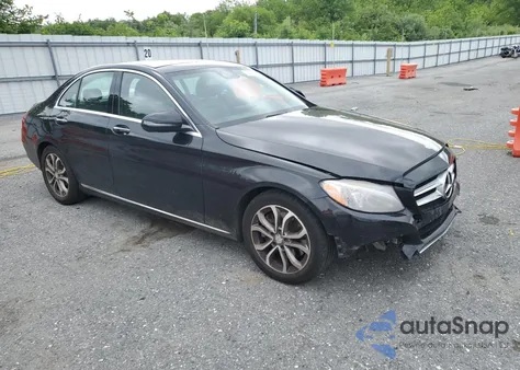 2016 Mercedes-Benz C 300 z USA, uszkodzony, nr VIN 55SWF4JB4GU129062